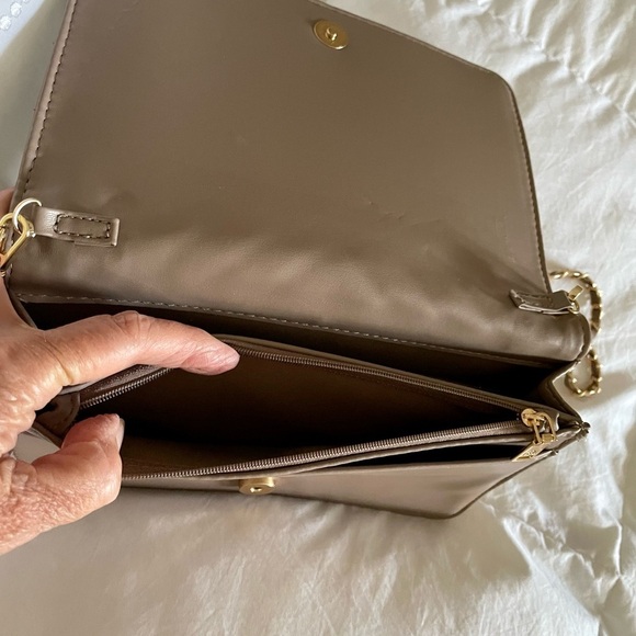 Badgley Mischka Vegan Leather Crossbody Purse, Taupe, Quilted, Gold Chai… - Picture 7 of 8
